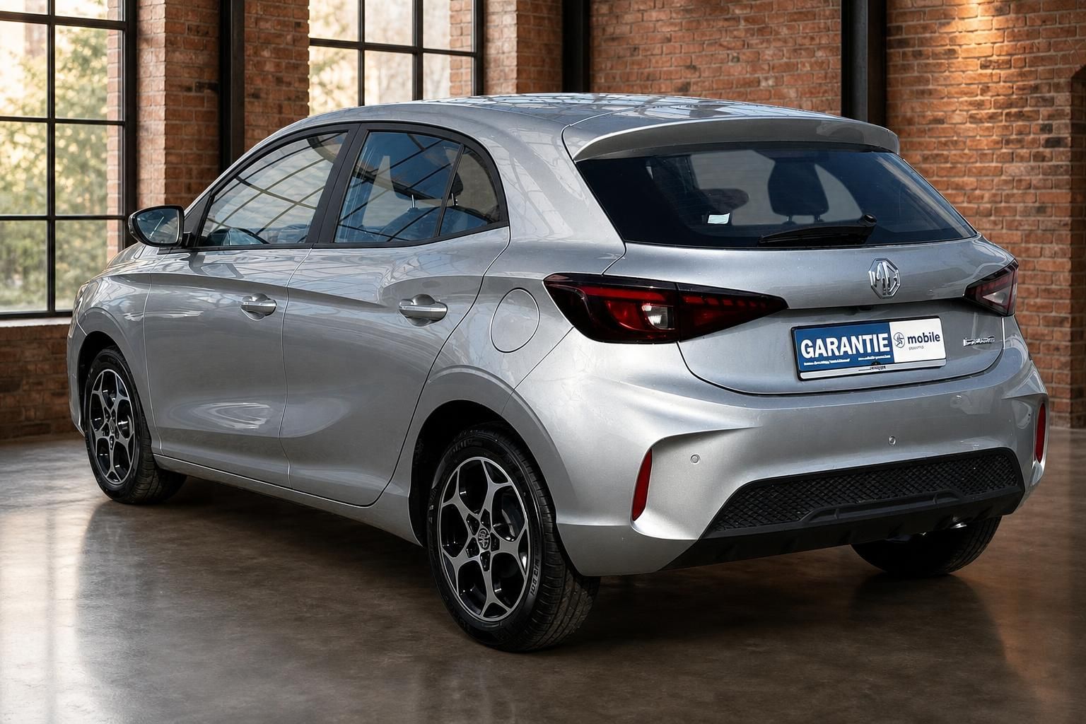 MG3 silber Heckansicht Dreiviertelperspektive in Industrieloft