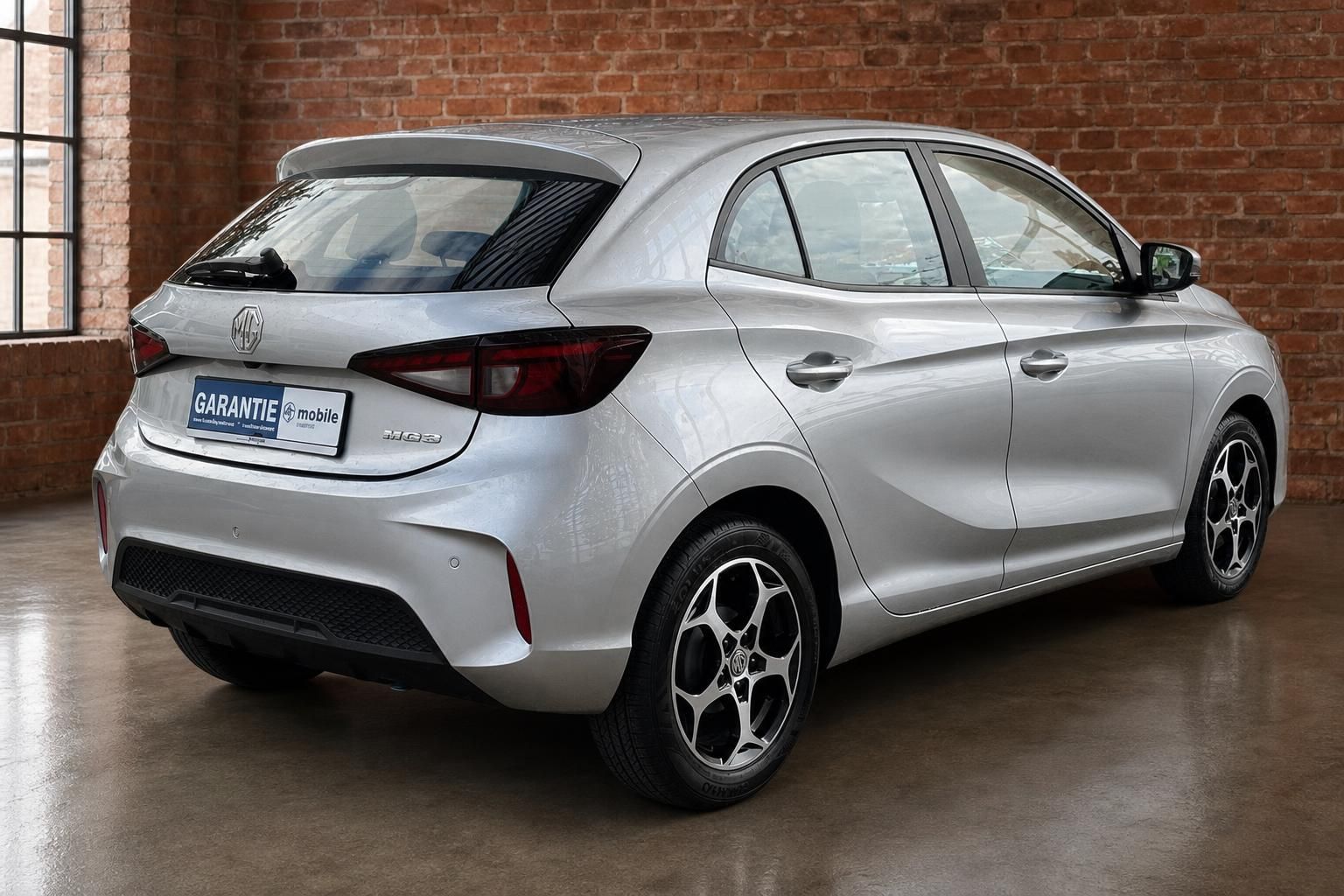 MG3 silber Heckansicht seitlich in Industriehalle mit Backsteinwand