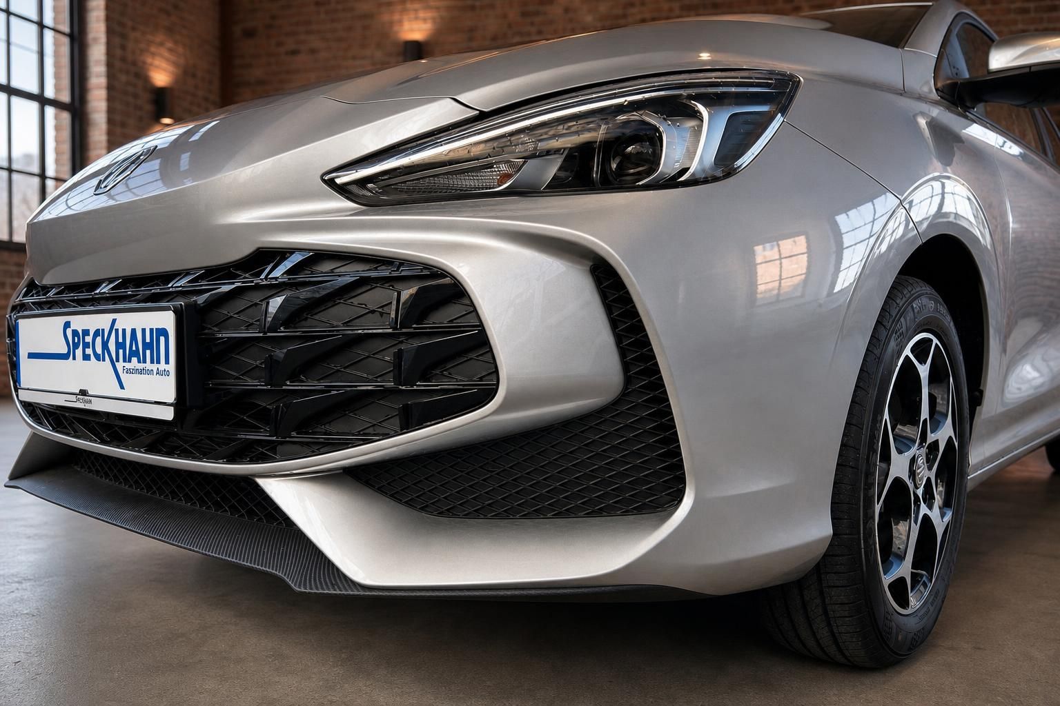 MG Frontstossstange Detailansicht mit Kuehlergrill und Leichtmetallfelgen