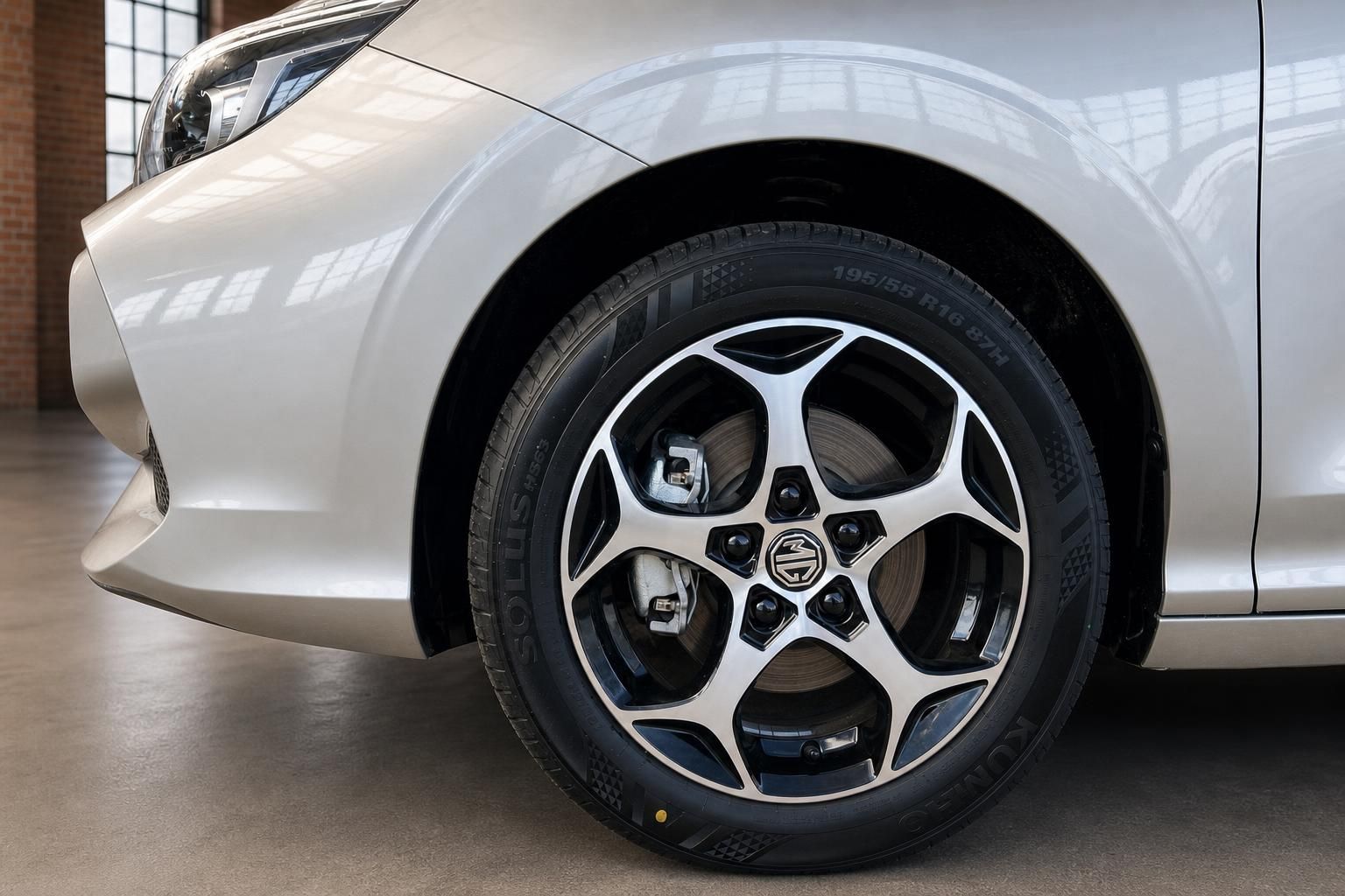 MG Leichtmetallfelge mit Bremssattel Detailansicht am silbernen Fahrzeug