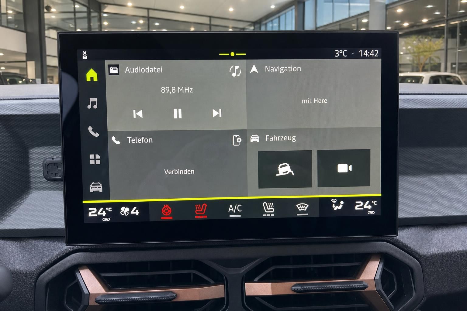 PKW Infotainment-Display mit Navigationssystem und Klimabedienfeld im Innenraum