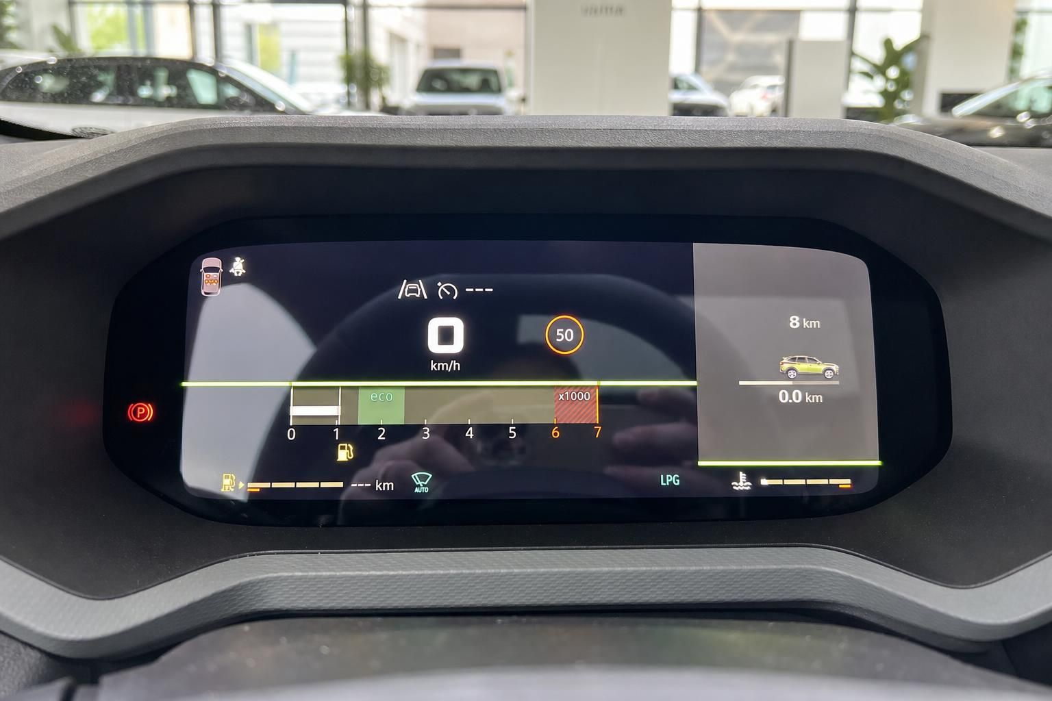 Digitales Armaturenbrett mit Tacho und Navigationsanzeige im Fahrzeuginnenraum