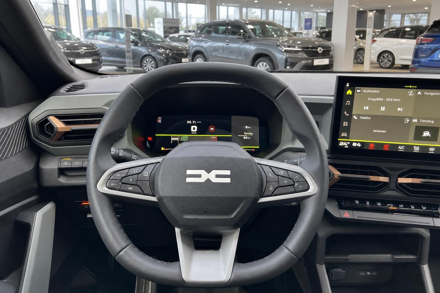 Auto Armaturenbrett mit digitalem Display, Lenkrad und Mittelkonsole im Autohaus