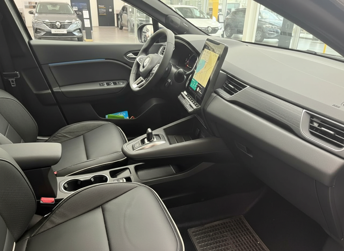 Renault Innenraum mit schwarzen Ledersitzen, großem Touchscreen-Navigationssystem und modernem Cockpit