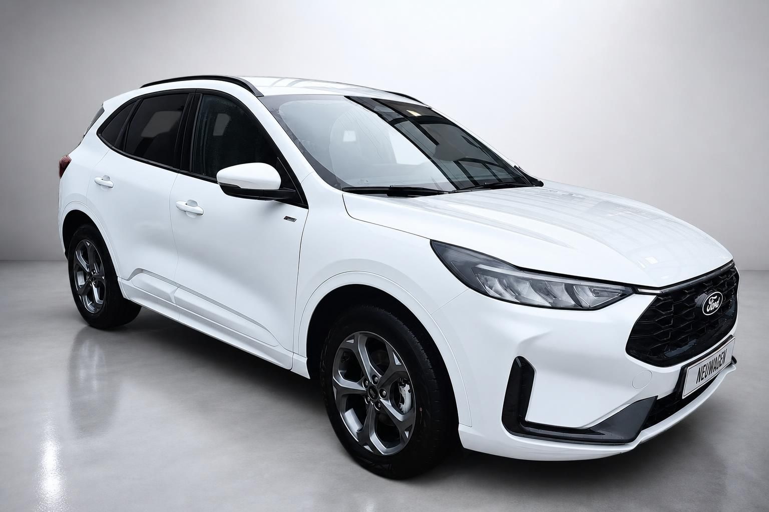 Ford Kuga weiß Frontansicht schräg im Studio