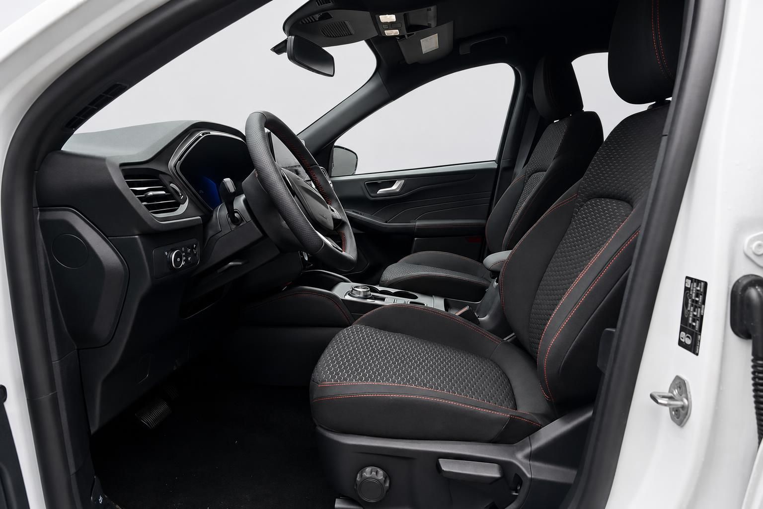 Ford Kuga Innenraum, Sportsitze mit roten Ziernähten und Lenkrad