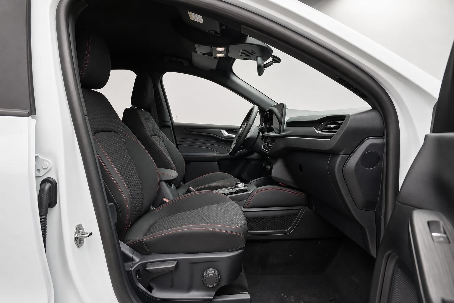 Ford Kuga Innenraum, Vordersitze und Cockpit durch Fahrertür