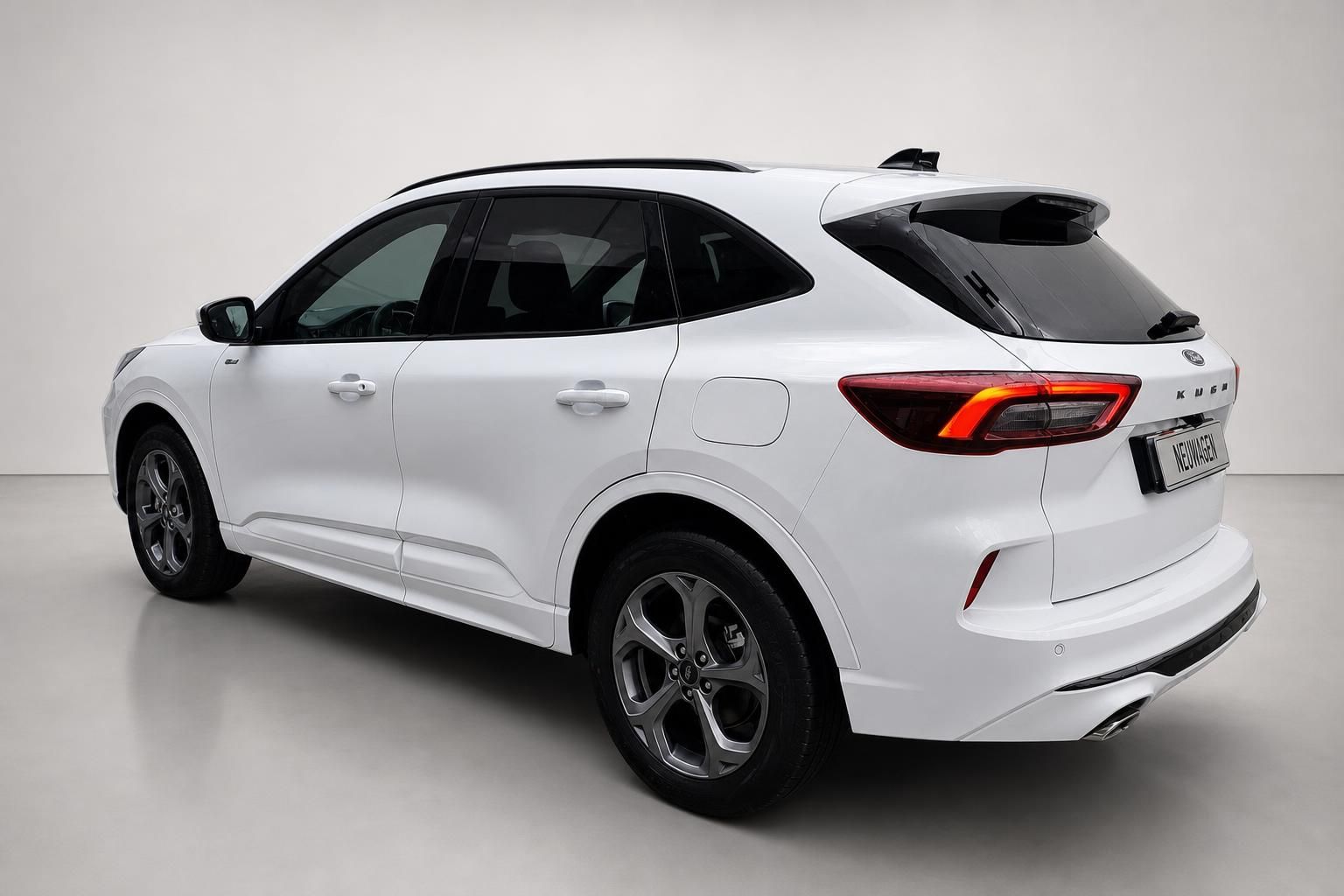 Ford Kuga weiß Heckansicht schräg im Studio