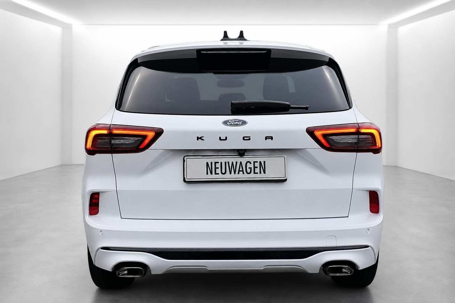 Ford Kuga weiß Heckansicht frontal Studioaufnahme