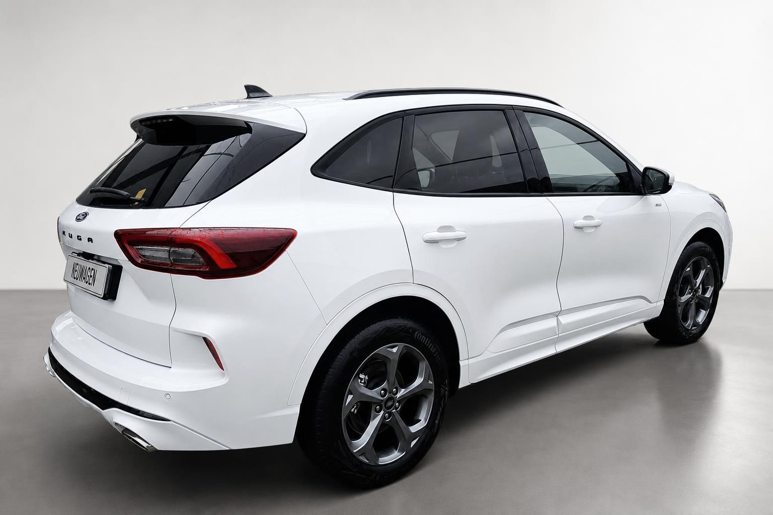 Ford Kuga weiß Heckansicht seitlich im Studio