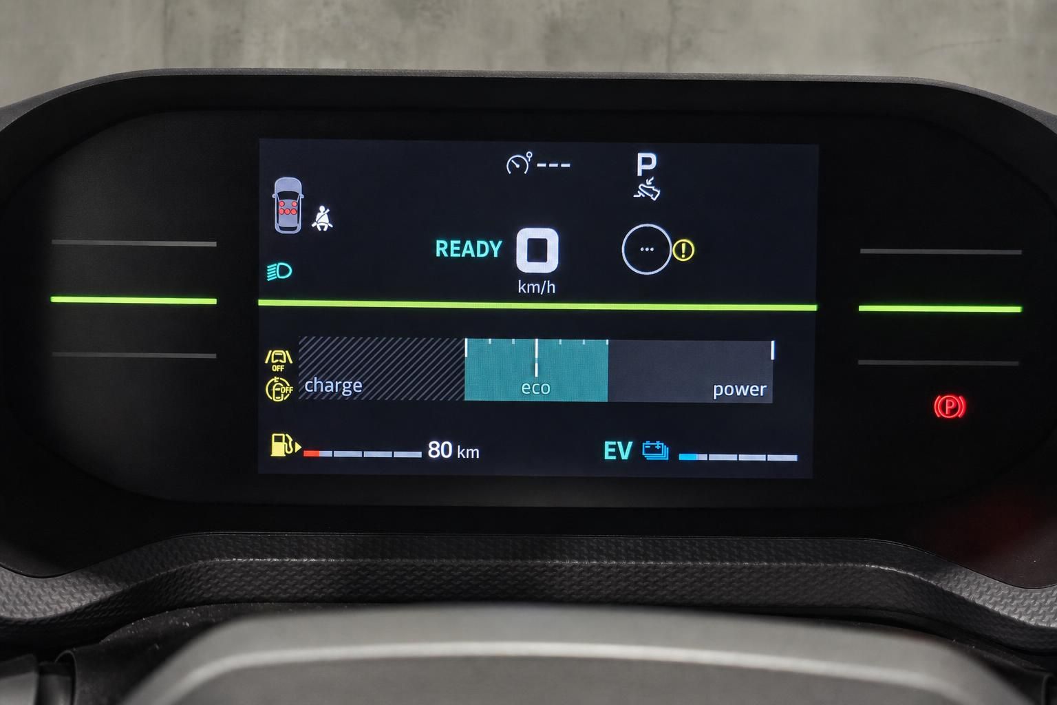 Digitales Kombiinstrument mit Reichweiten- und Ladeanzeige im Elektroauto