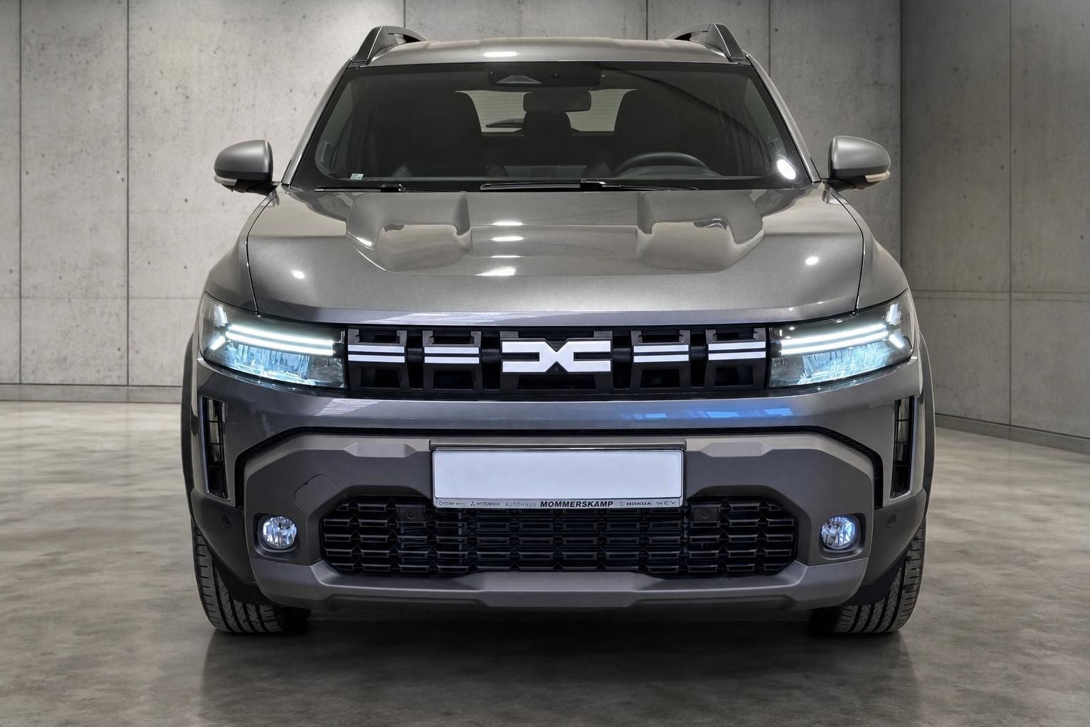 Frontansicht des grauen SUV mit markantem Kühlergrill und LED-Licht