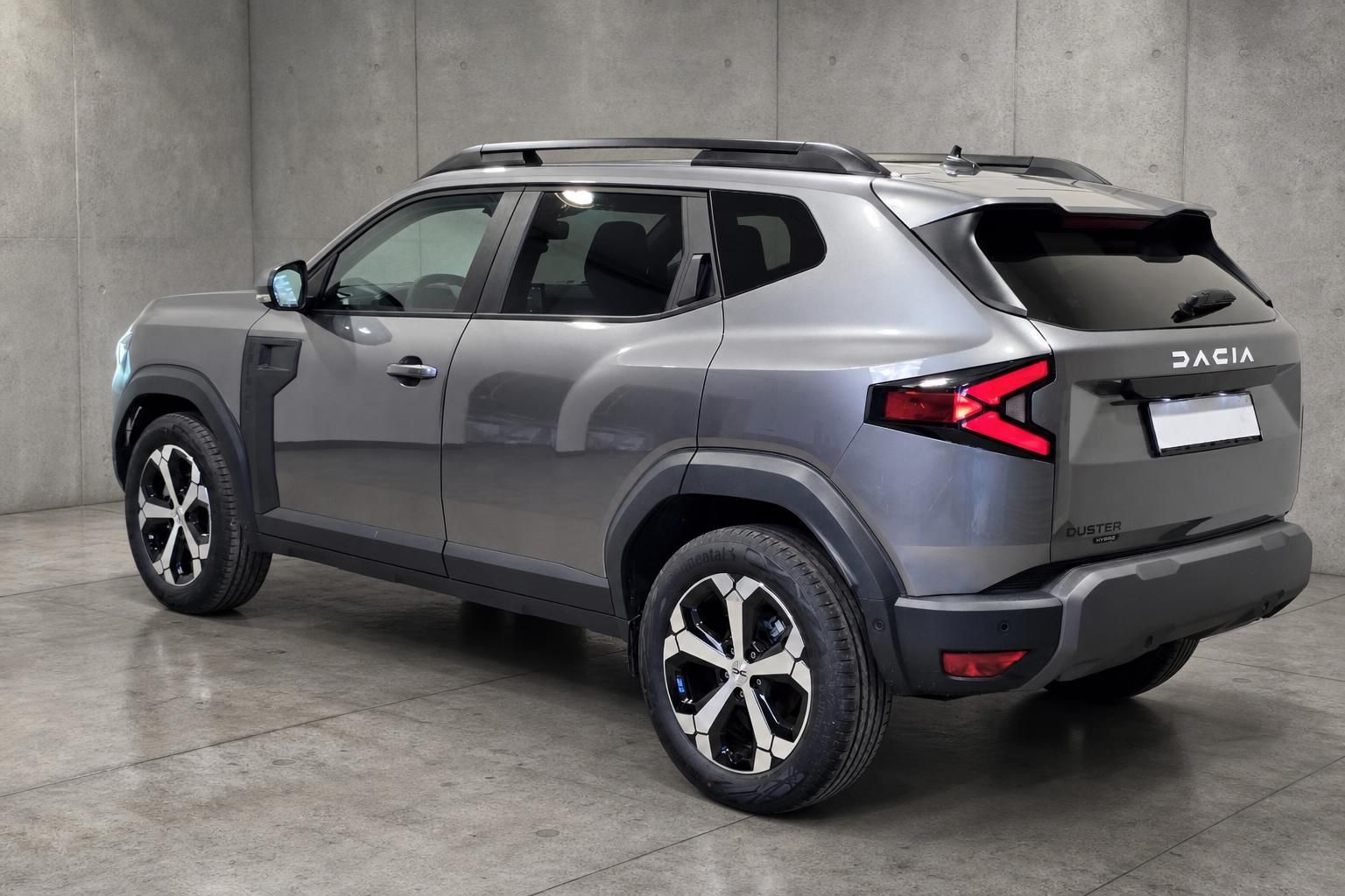 Dacia Duster Hybrid grau, Heck-Seitenansicht mit Dachreling
