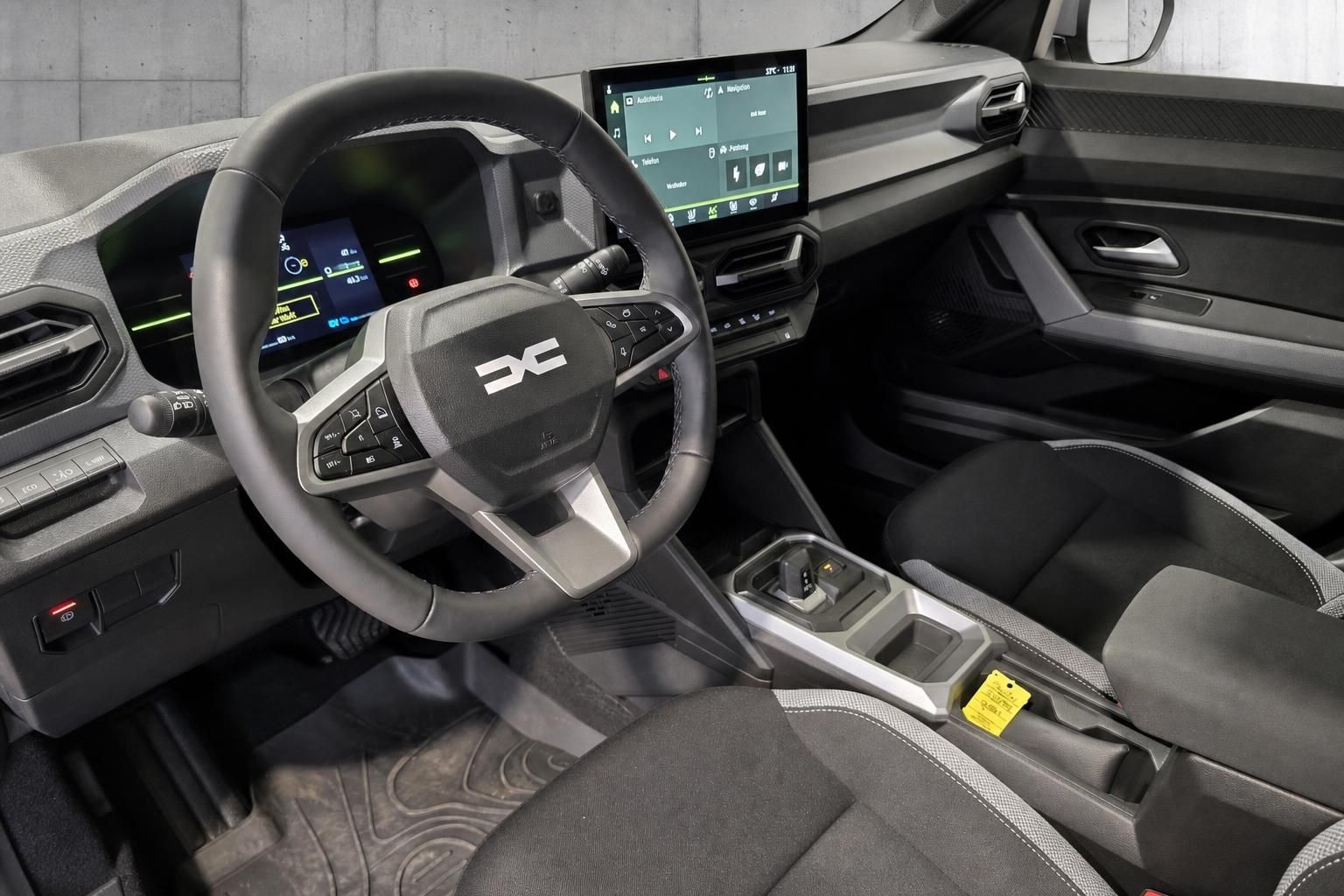 Dacia Duster Innenraum, Cockpit mit Lenkrad und Multimedia-Display