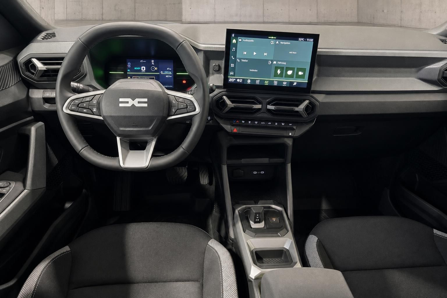 Cockpit mit Lenkrad und Touchscreen-Infotainmentsystem im Fahrzeug