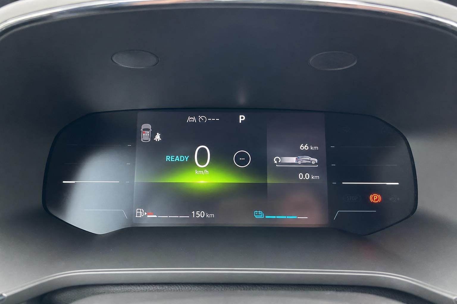 Digitales Armaturenbrett mit Tacho und Fahrzeugdisplay im Innenraum