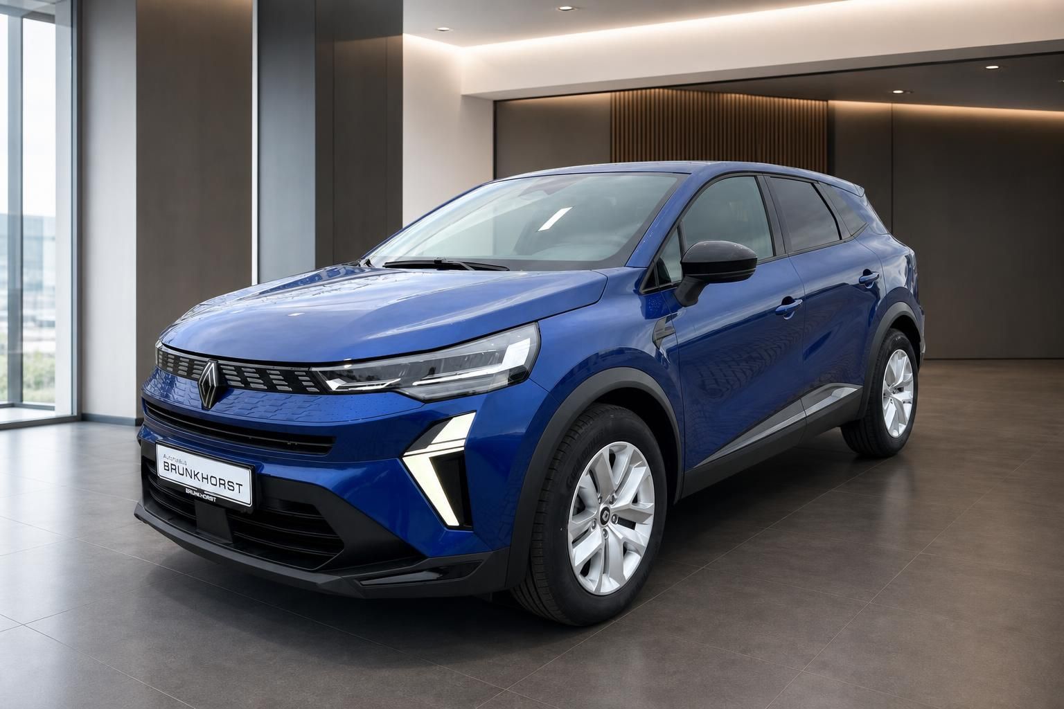 Renault Symbioze SUV in Blau, Seitenansicht im modernen Autohaus-Showroom