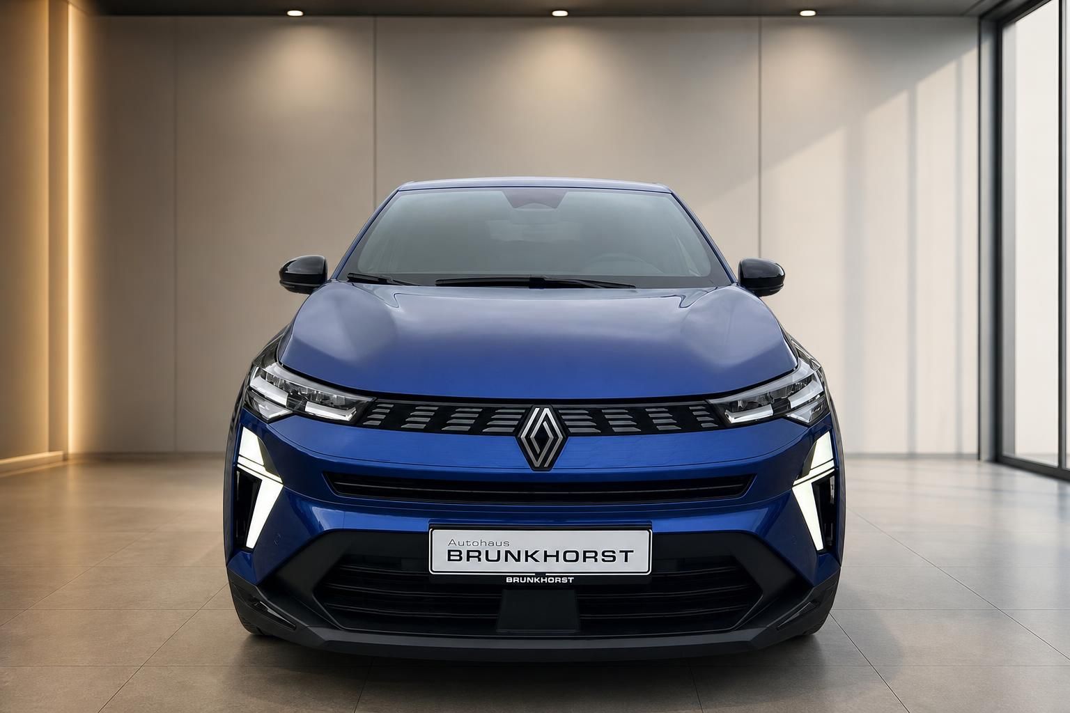Renault Symbioze Elektroauto in Blau, Frontansicht mit LED-Scheinwerfern im Autohaus
