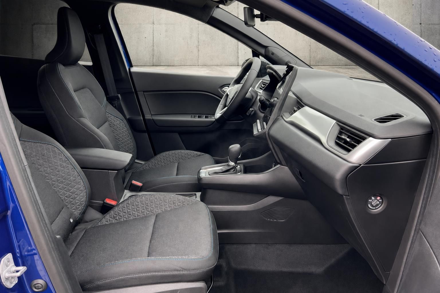 Fahrzeug Innenraum mit grauen Sitzen und modernem Dashboard - Beifahrerseite