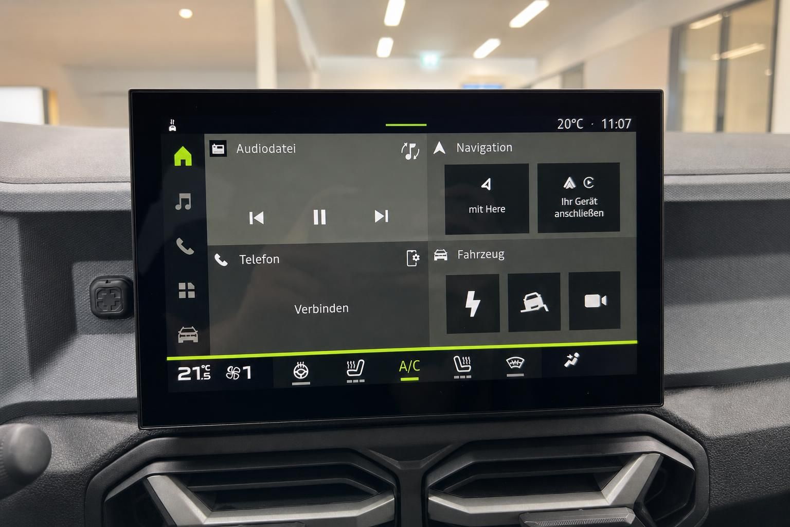 Dacia Infotainment-Touchscreen mit Navigation, Audio und Klimasteuerung im Innenraum