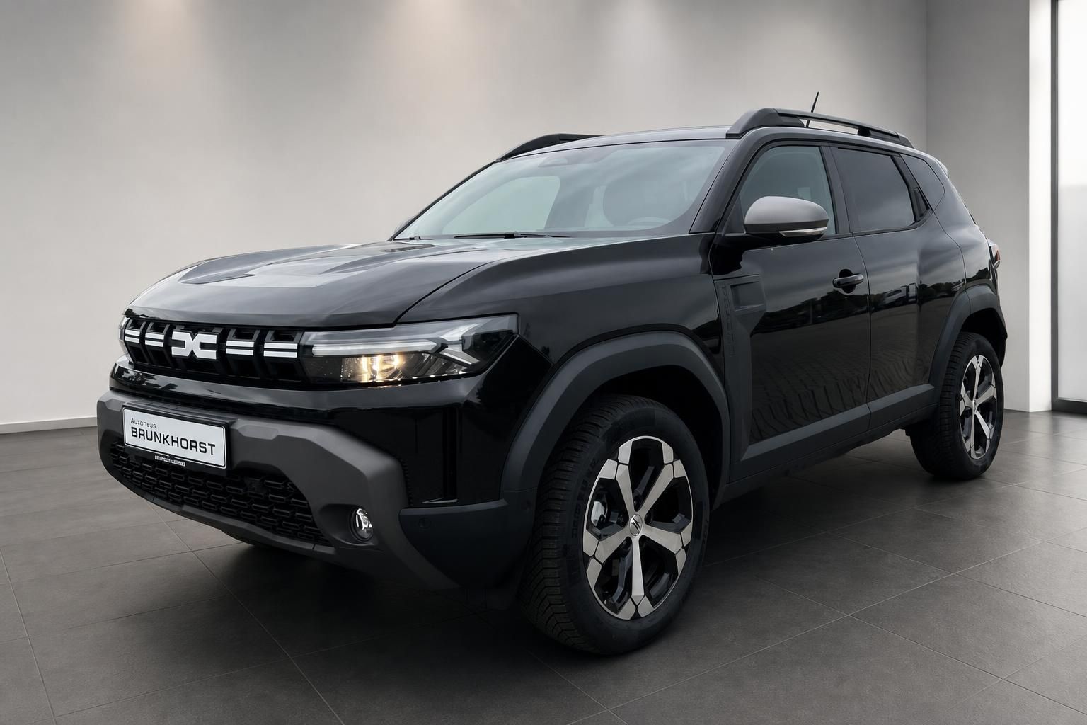 Dacia Duster SUV schwarz Frontansicht schräg im Autohaus Brunkhorst