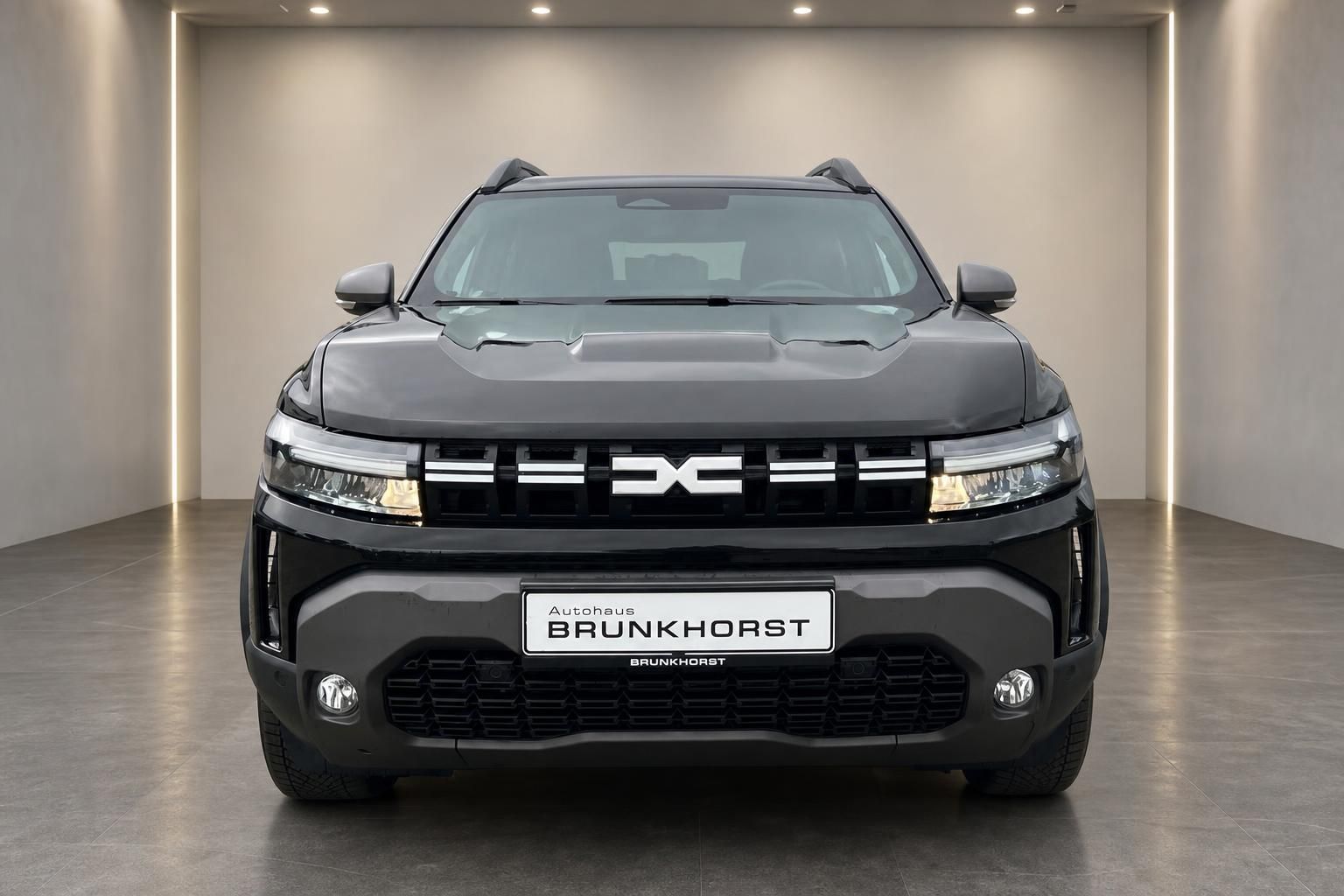 Dacia Duster schwarz Frontansicht gerade im Autohaus Brunkhorst