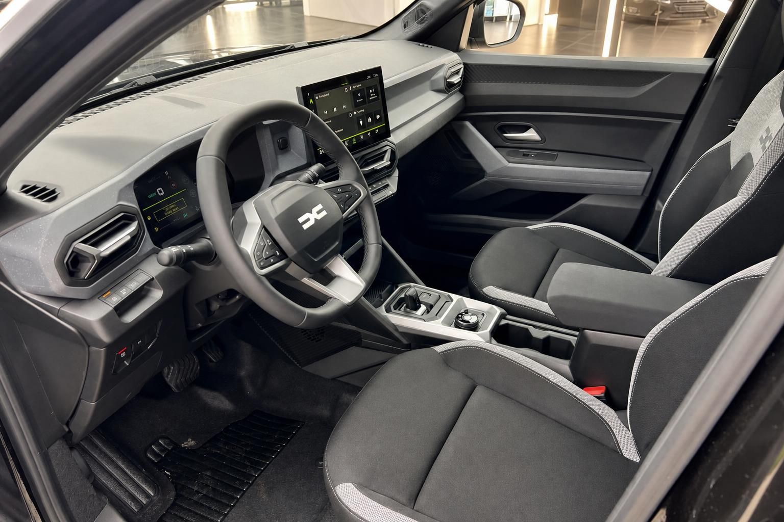Dacia Duster Innenraum Fahrersitz mit Lenkrad, Mittelkonsole und Infotainment