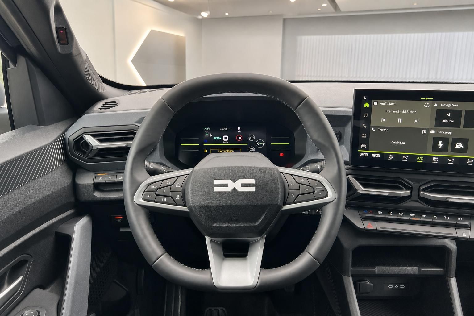 Dacia Innenraum Cockpit mit Lenkrad, Kombiinstrument und Infotainment-Touchscreen