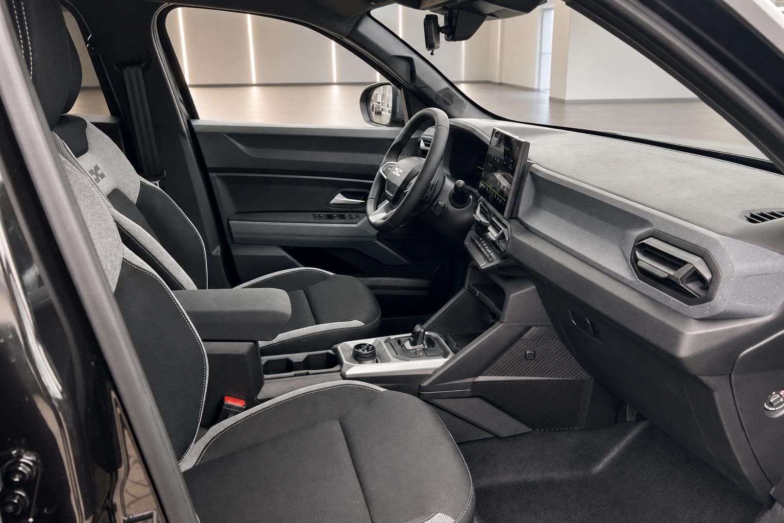 SUV Innenraum Fahrerseite mit Sportsitzen, Lenkrad, Mittelkonsole und Touchscreen