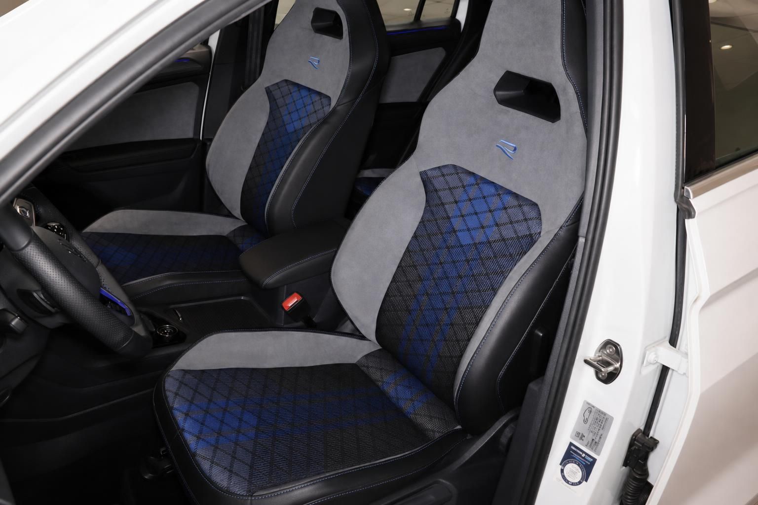 VW Tiguan R Sportsitze in Schwarz-Grau-Blau mit R-Logo und Alcantara-Bezug