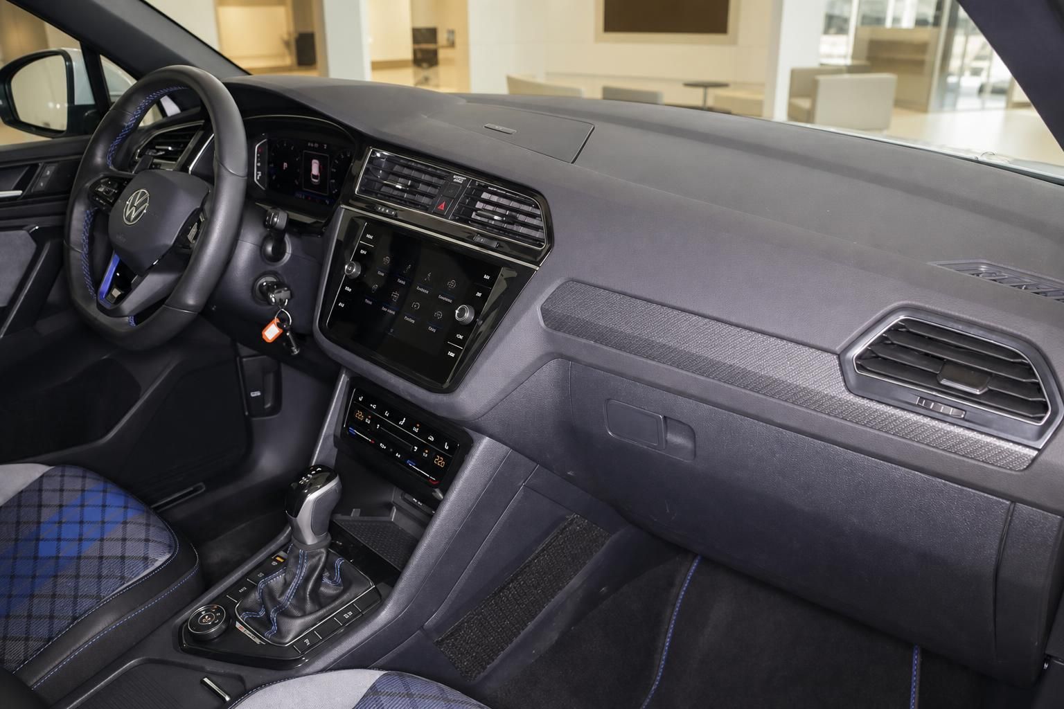 VW Tiguan R Innenraum mit Touchscreen, Klimaanlage und blau kariertem Lenkrad