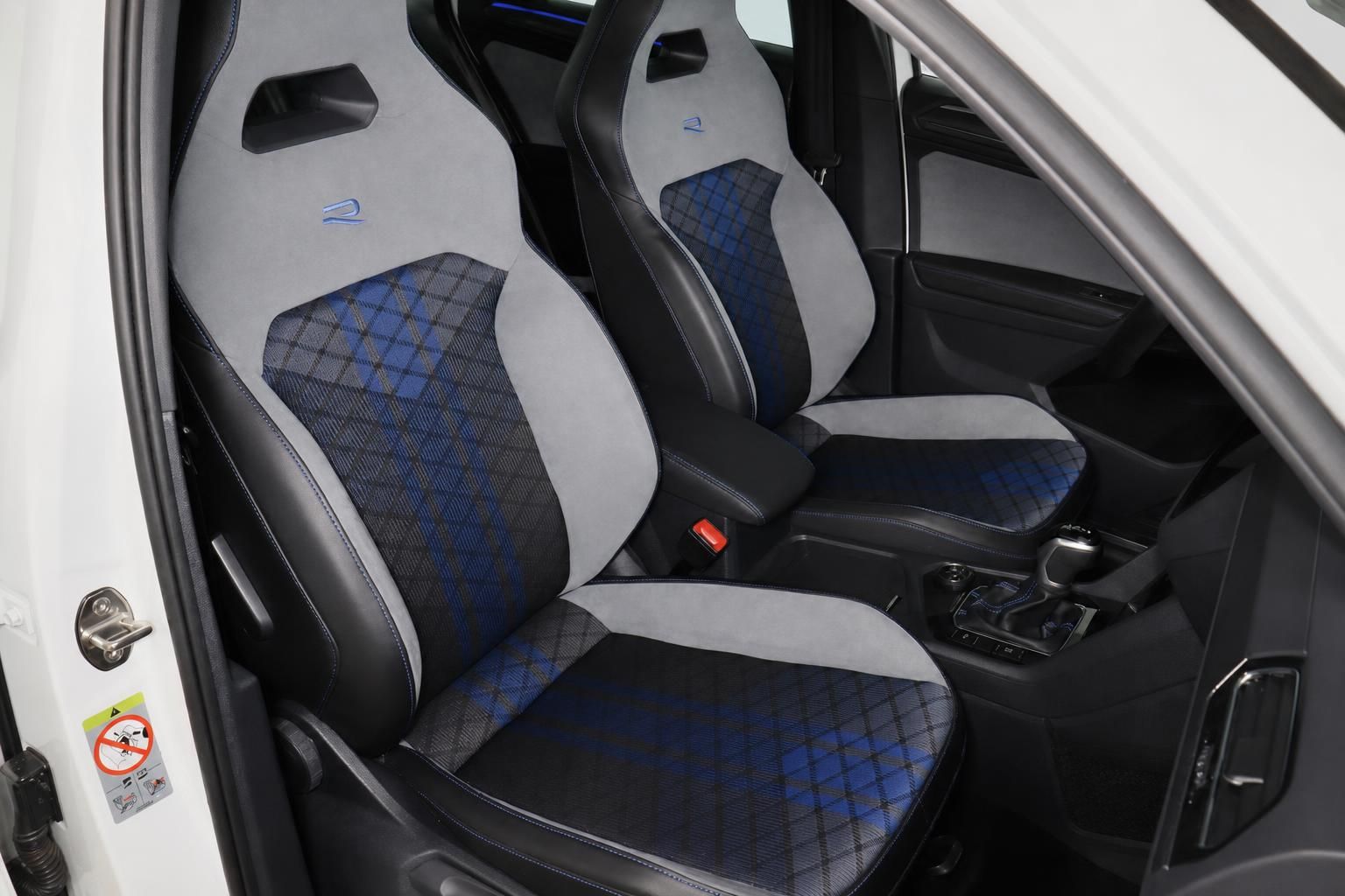 VW Tiguan R Vordersitze mit blau kariertem Stoff und R-Logo-Stickerei