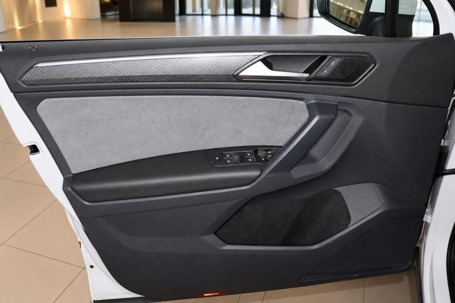 VW Tiguan R Fahrertür Innenverkleidung mit Fensterheber und Alcantara-Einsatz