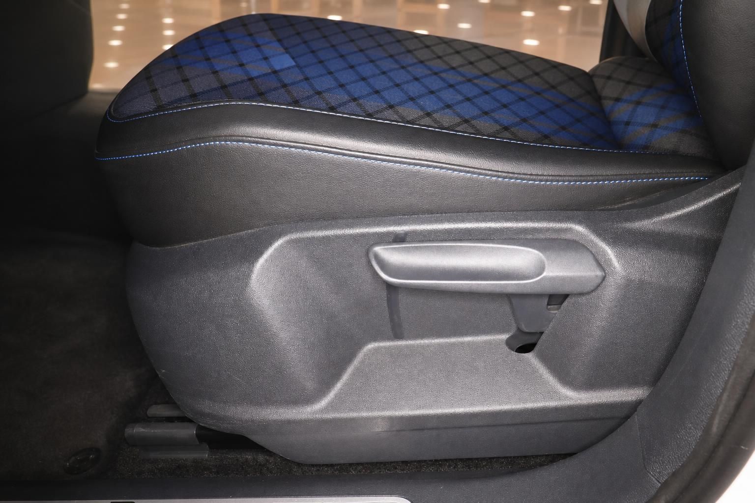 VW Tiguan R Sitzverstellung manuell mit blau kariertem Sitzbezug Detailansicht