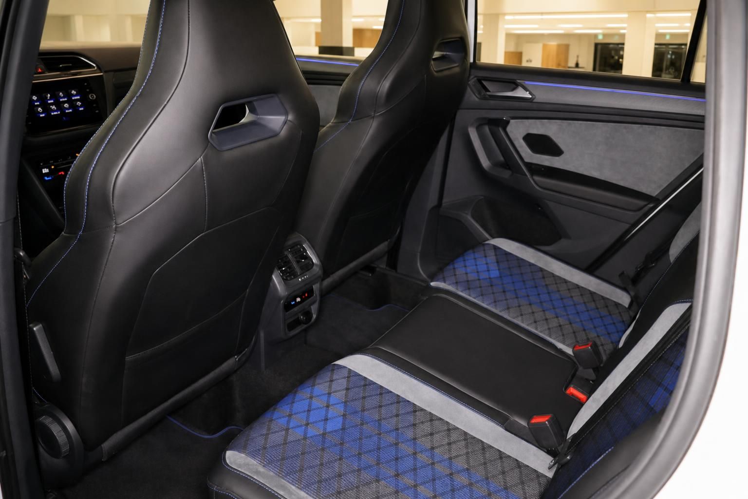 VW Tiguan R Rücksitzbank mit blauem Karomuster-Stoff und Ambientebeleuchtung