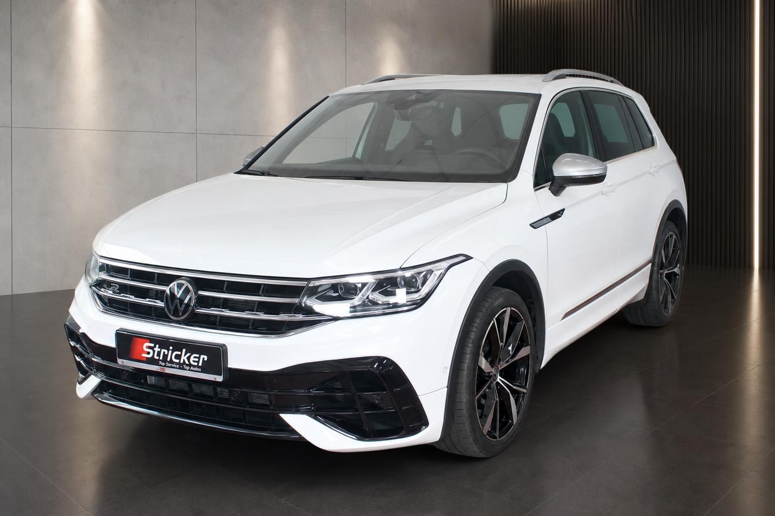 VW Tiguan R-Line weiss Frontansicht schraeg links im Autohaus Stricker