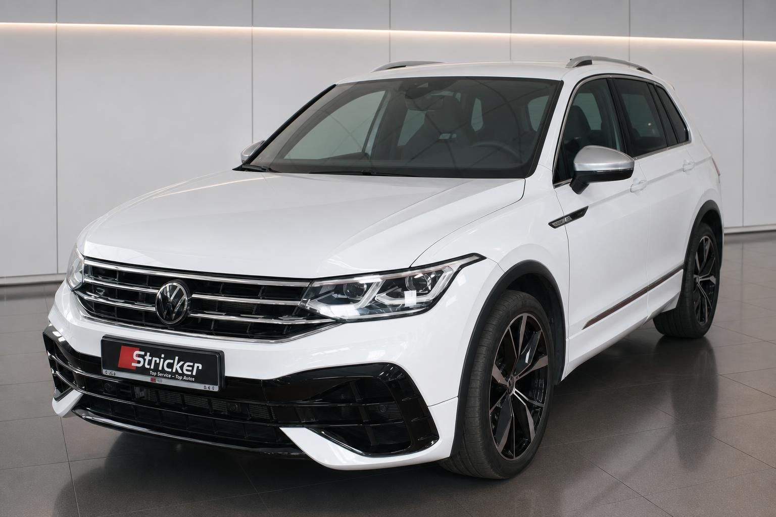 VW Tiguan R-Line weiss Frontansicht schraeg rechts Aussenaufnahme Autohaus Stricker