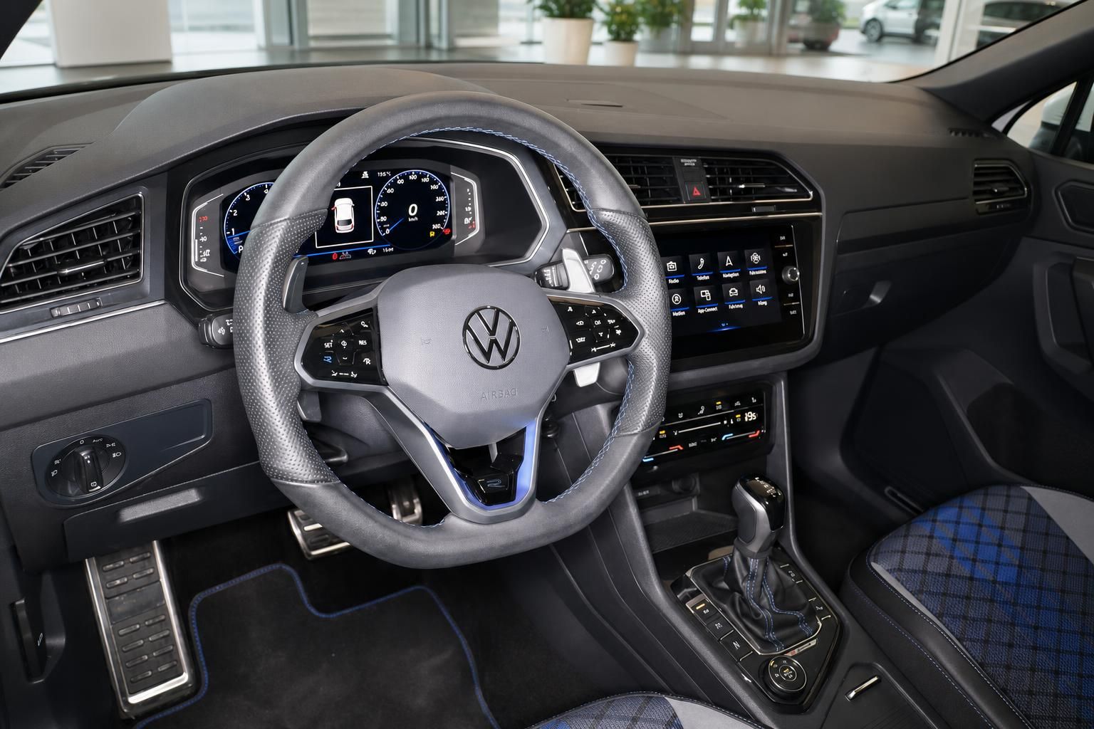 VW Tiguan R-Line Innenraum Cockpit Lenkrad Schaltung Touchscreen Infotainment blau