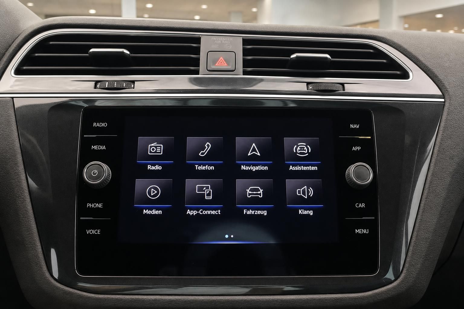 VW Tiguan Mittelkonsole mit Infotainment-Display und Klimabedienung im Innenraum
