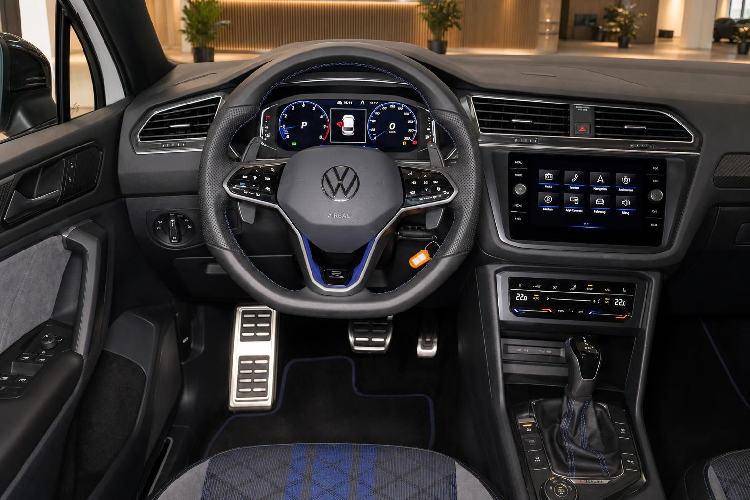 VW Tiguan R Cockpit mit Digitaltacho, Sportlenkrad, Touchscreen und DSG-Schalthebel
