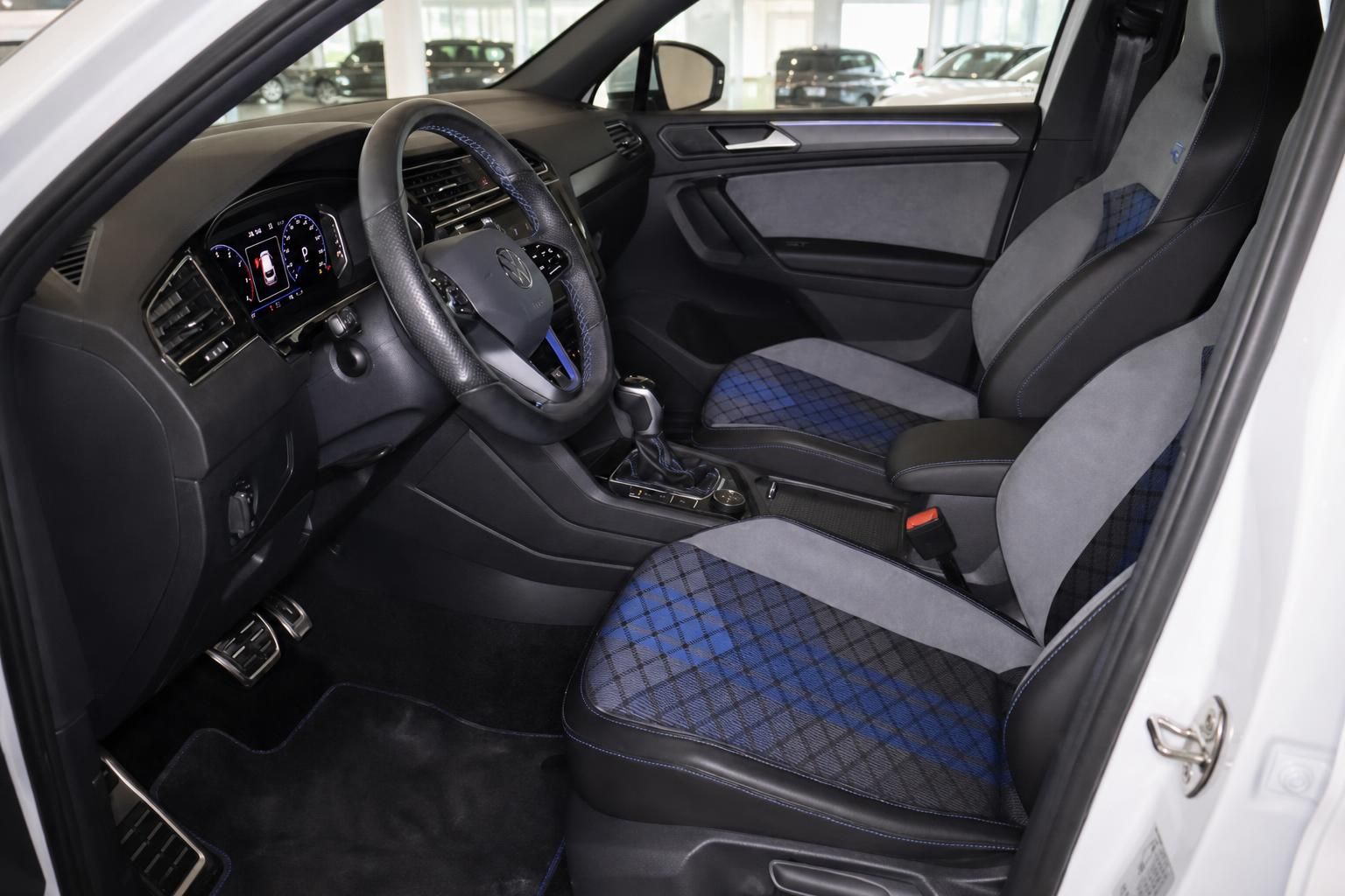 VW Tiguan R Innenraum Fahrerseite mit Sportsitzen blau-grau und Lederlenkrad