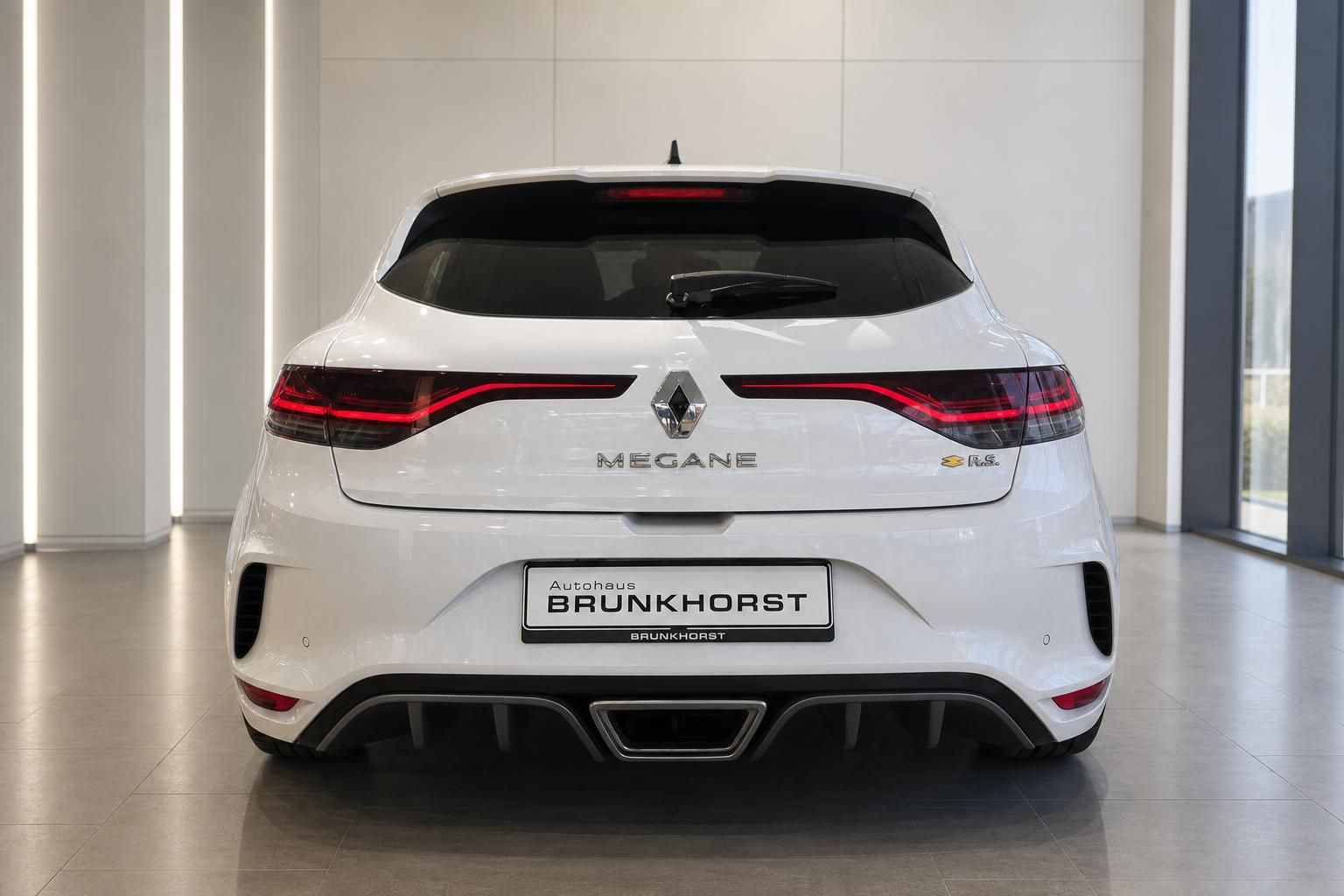 Renault Megane Heckansicht weiss im Autohaus - Brunkhorst Kennzeichen