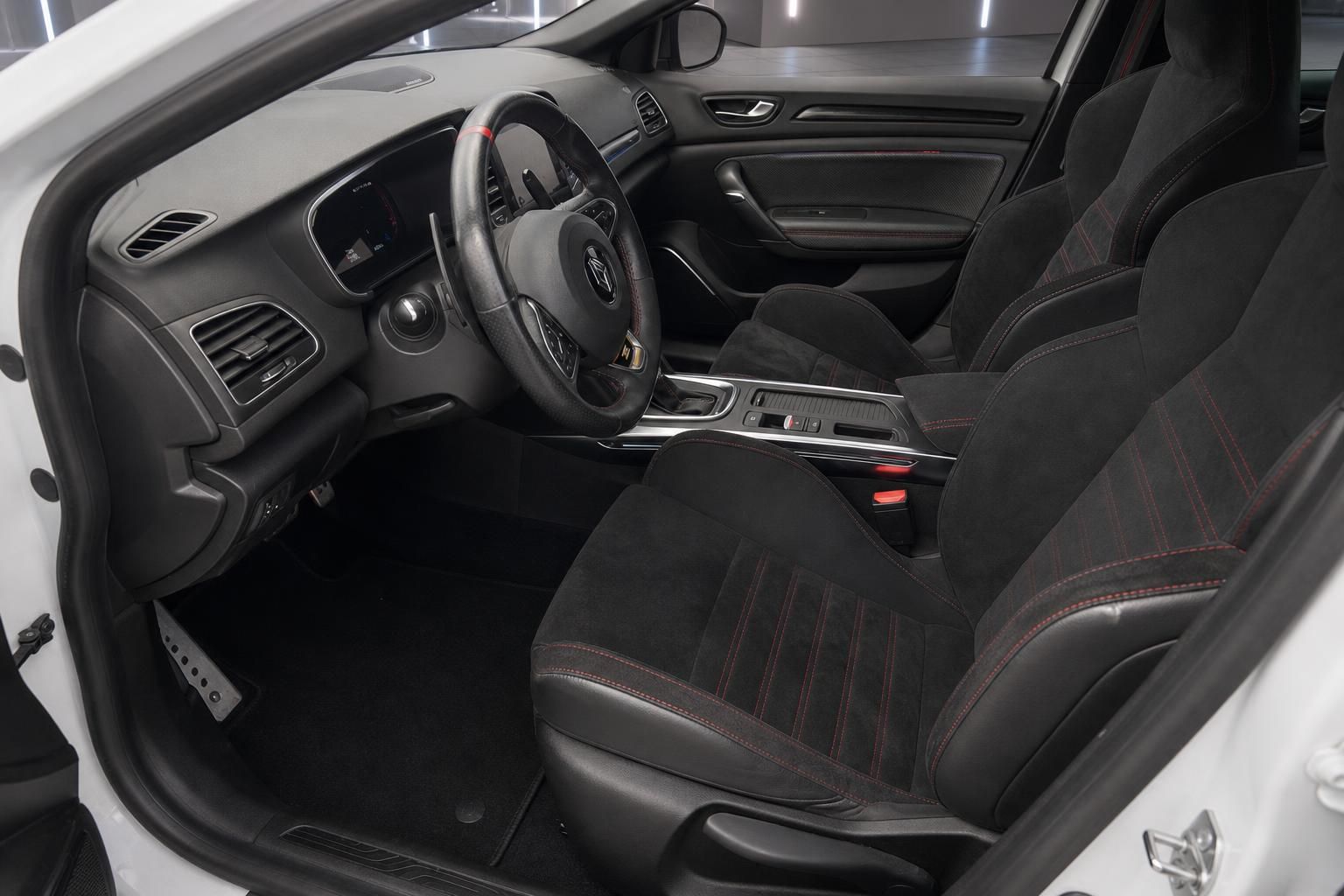 Renault Megane Innenraum schwarz mit roten Nähten - Fahrersitz und Armaturenbrett