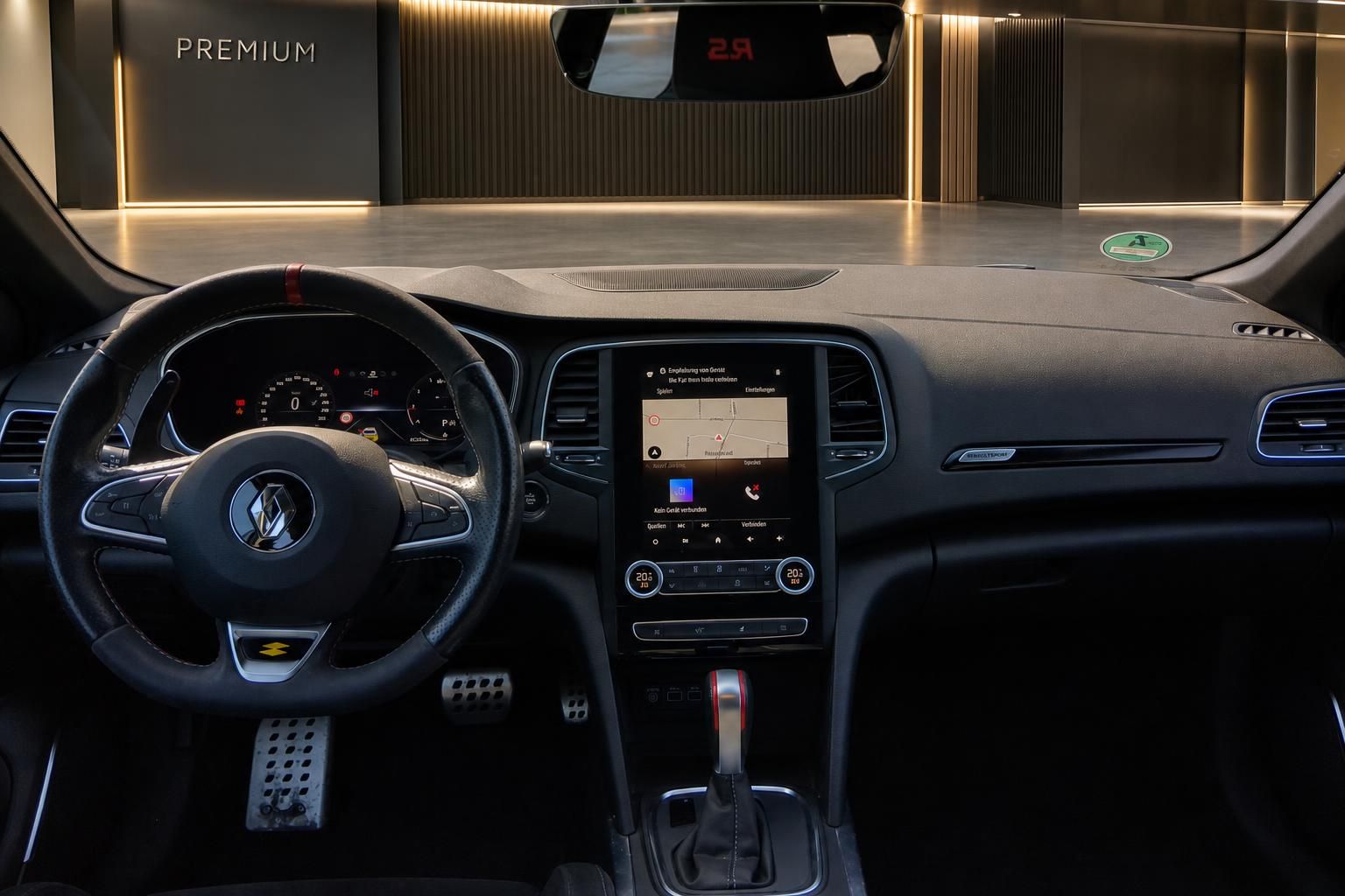 Volkswagen Cockpit mit Lenkrad, Touchscreen-Display und moderner Innenausstattung