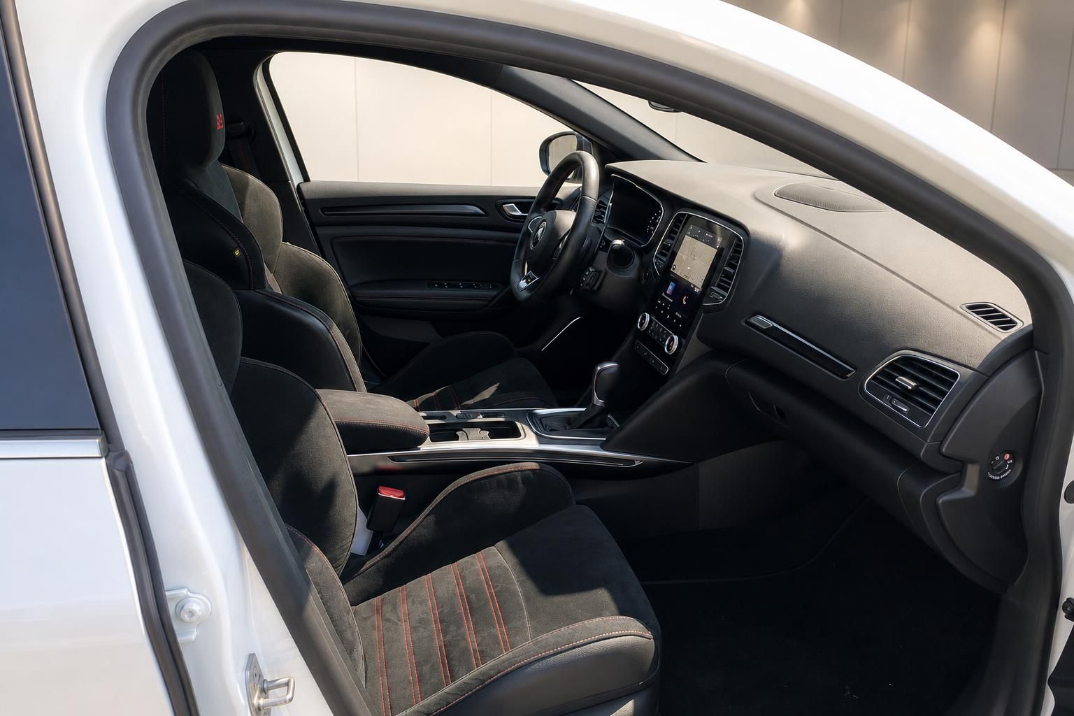 Renault Megane Innenraum schwarz - Beifahrersitz und Mittelkonsole mit Display