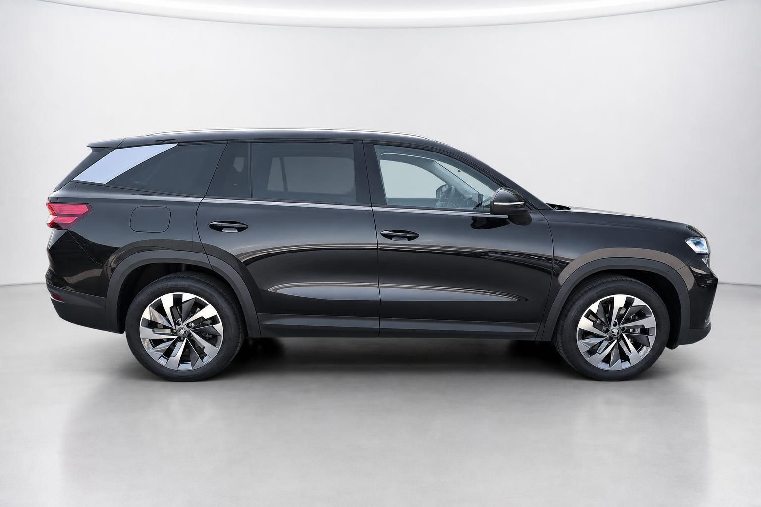 Schwarzer Skoda SUV Seitenansicht im Fotostudio