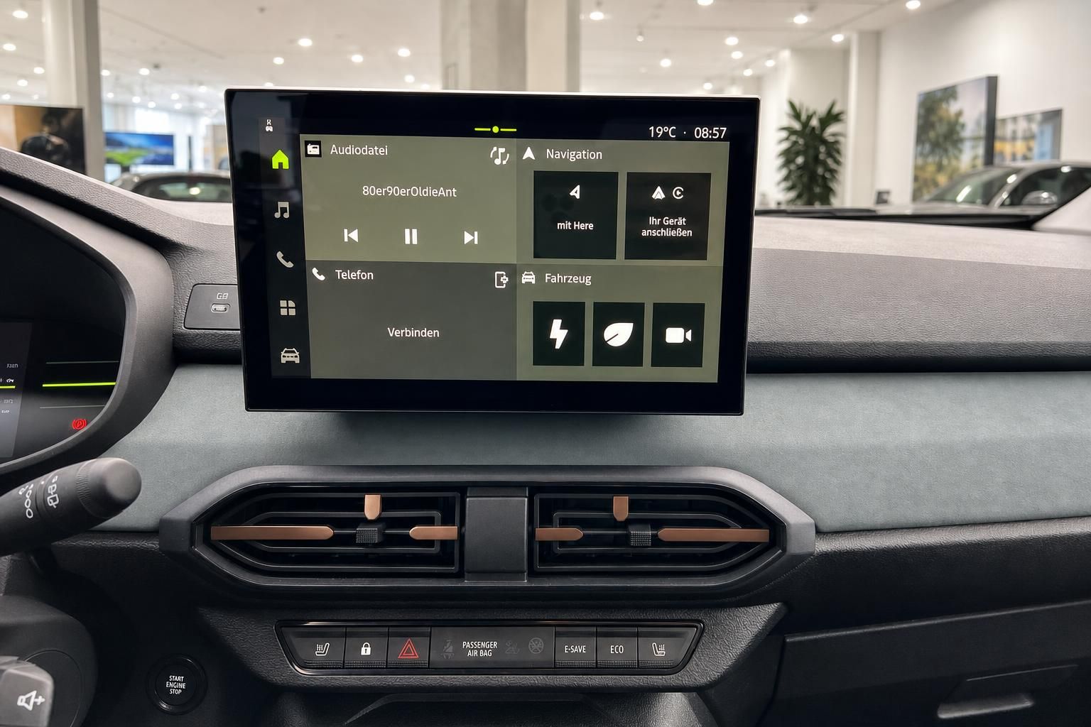 Infotainment-Touchscreen mit Navigation und Audiofunktionen im Fahrzeug