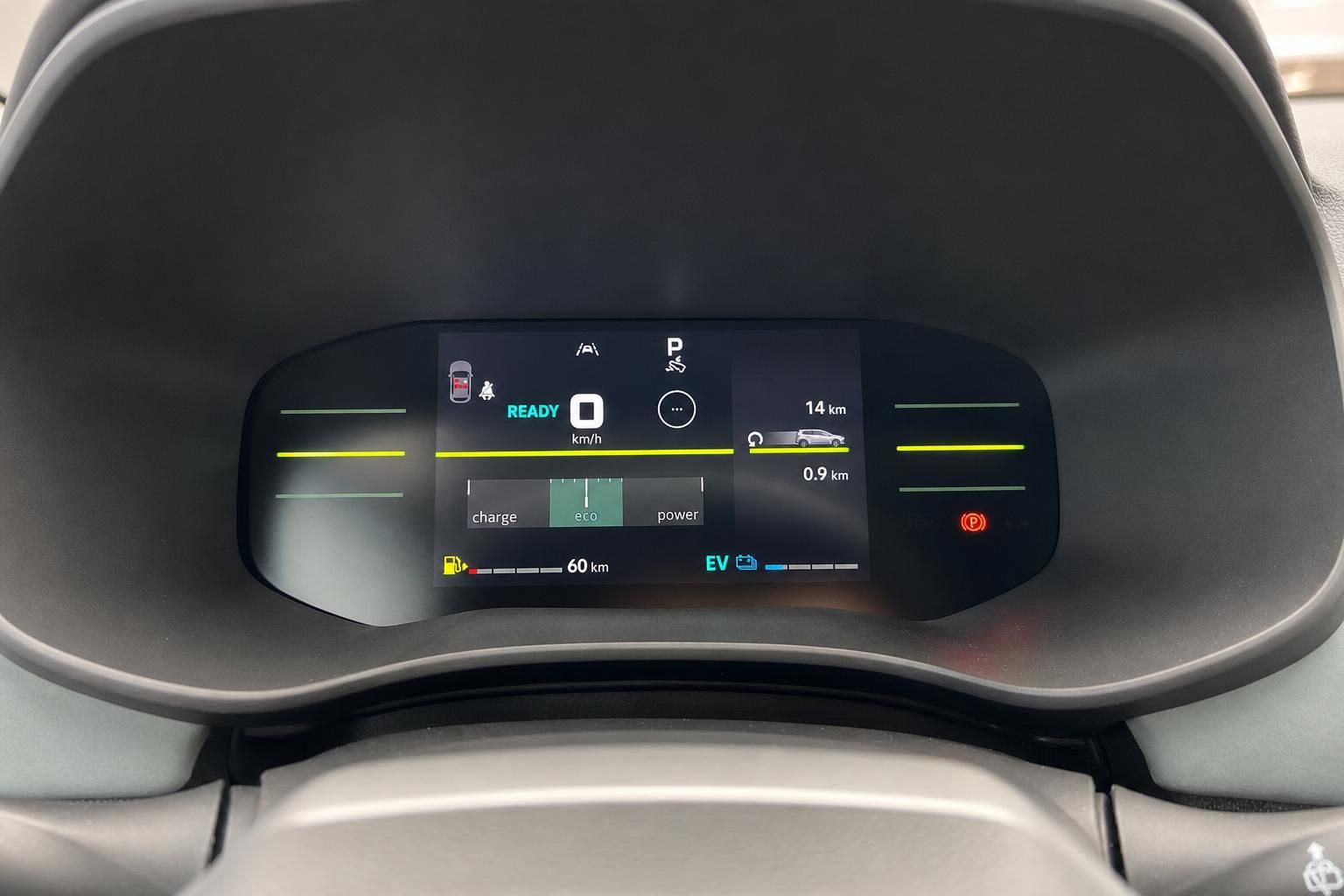 Digitales Kombiinstrument mit Anzeige von Reichweite und Fahrmodus im Fahrzeug