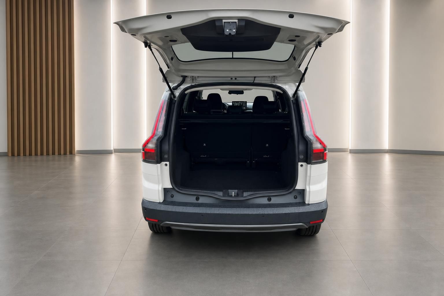 Weißer SUV mit geoeffneter Heckklappe und Blick in den leeren Kofferraum