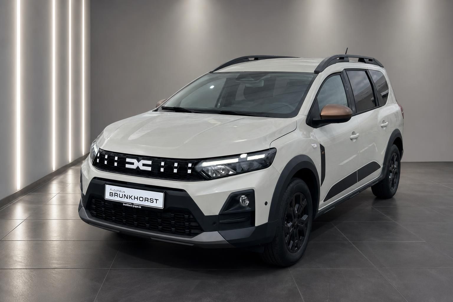 Dacia Jogger Hybrid in Weiß, Frontansicht schräg im Autohaus